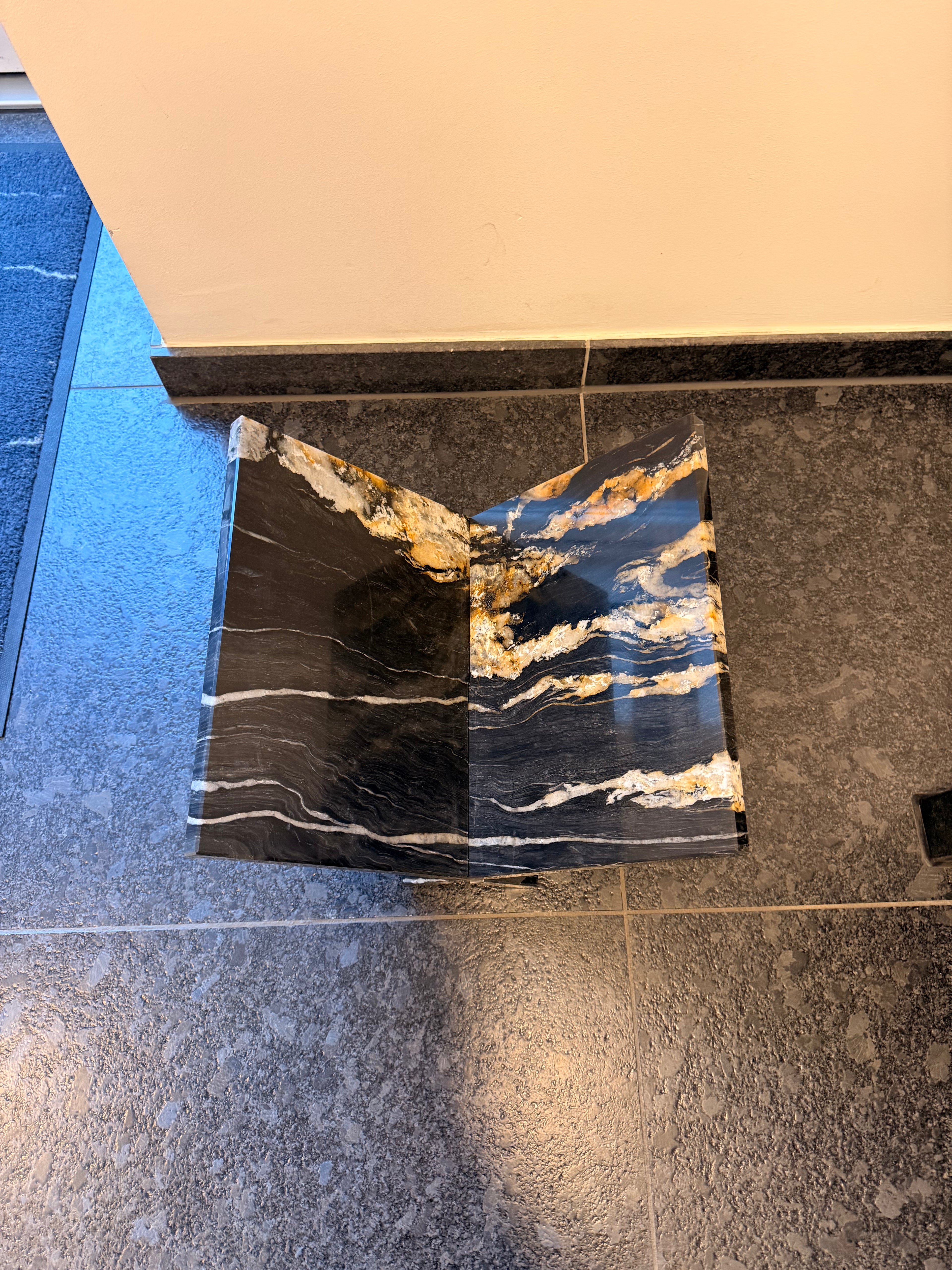 Zeitschriftenablage aus Naturstein