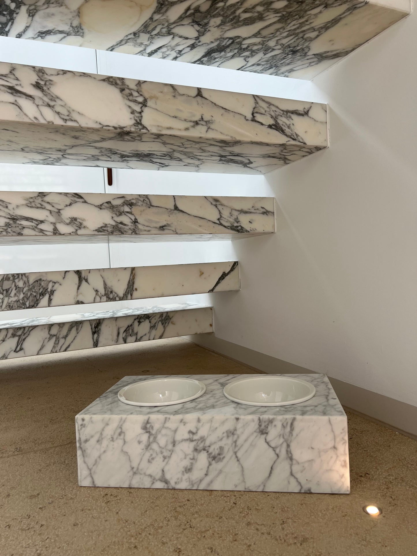 haustierapf_futternapf_bianco_carrara_treppe
